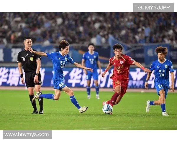 南京足球队在精英赛中的节奏表现分析与战术解读 南京足球队在精英赛中的节奏表现分析与战术解读