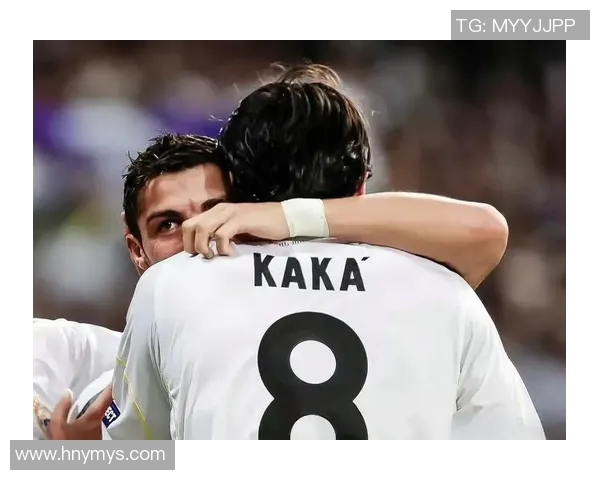 卡卡在绿茵场上的背影瞬间展现足球明星的风采与魅力 卡卡在绿茵场上的背影瞬间展现足球明星的风采与魅力